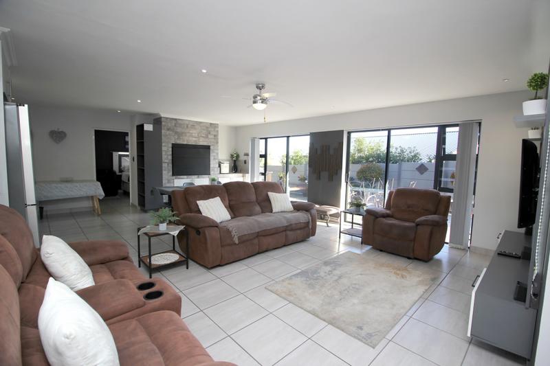 5 Bedroom Property for Sale in Reebok Western Cape